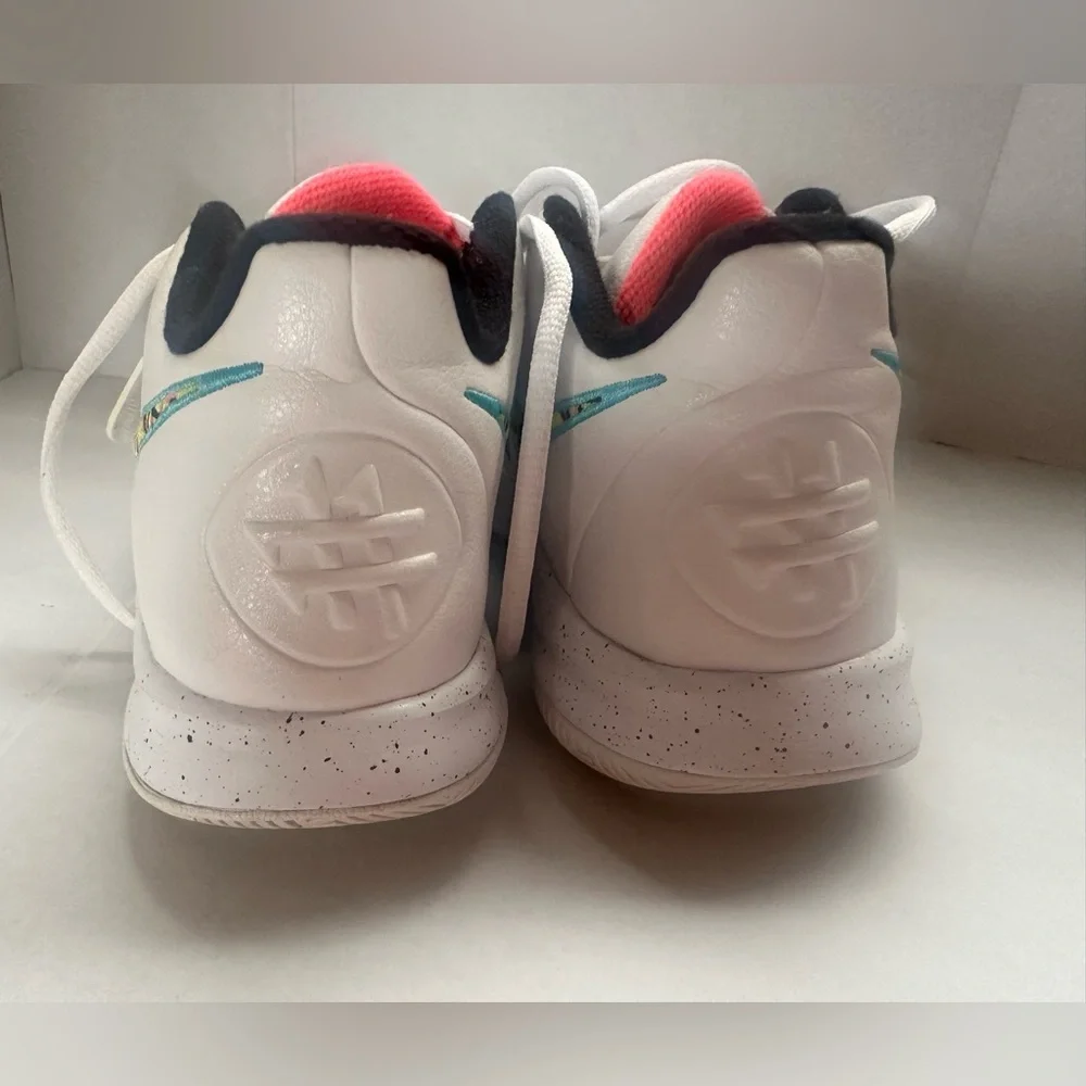 Girls or big girls Nike Kyrie Flytrap 3 South Beach Shoes Basketball Size 6Y